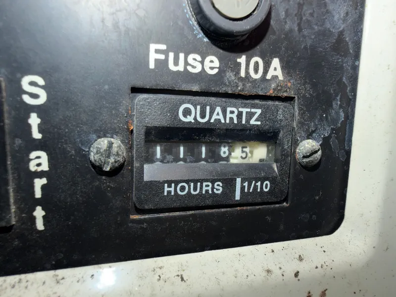Slide: The Image of Hour meter on 1995 Tiara Yachts 3500 Express, showing 1185 hours, with 10A fuse. - 34