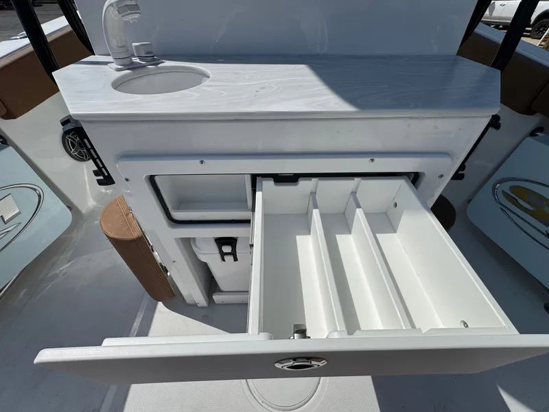 Slide: The Image of Sea Hunt Ultra 265 2026 - 11