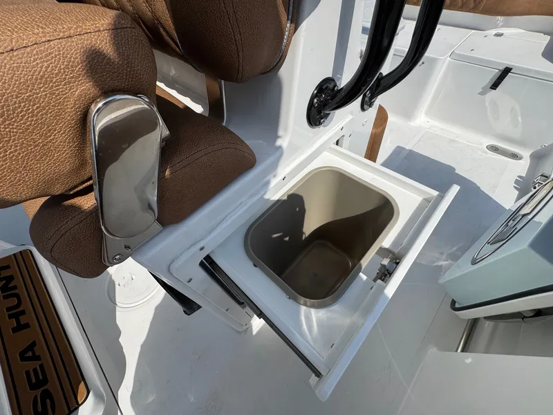 Slide: The Image of Sea Hunt Ultra 265 2026 - 13