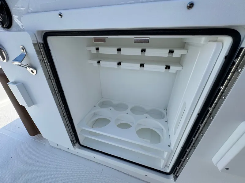 Slide: The Image of Sea Hunt Ultra 265 2026 - 19