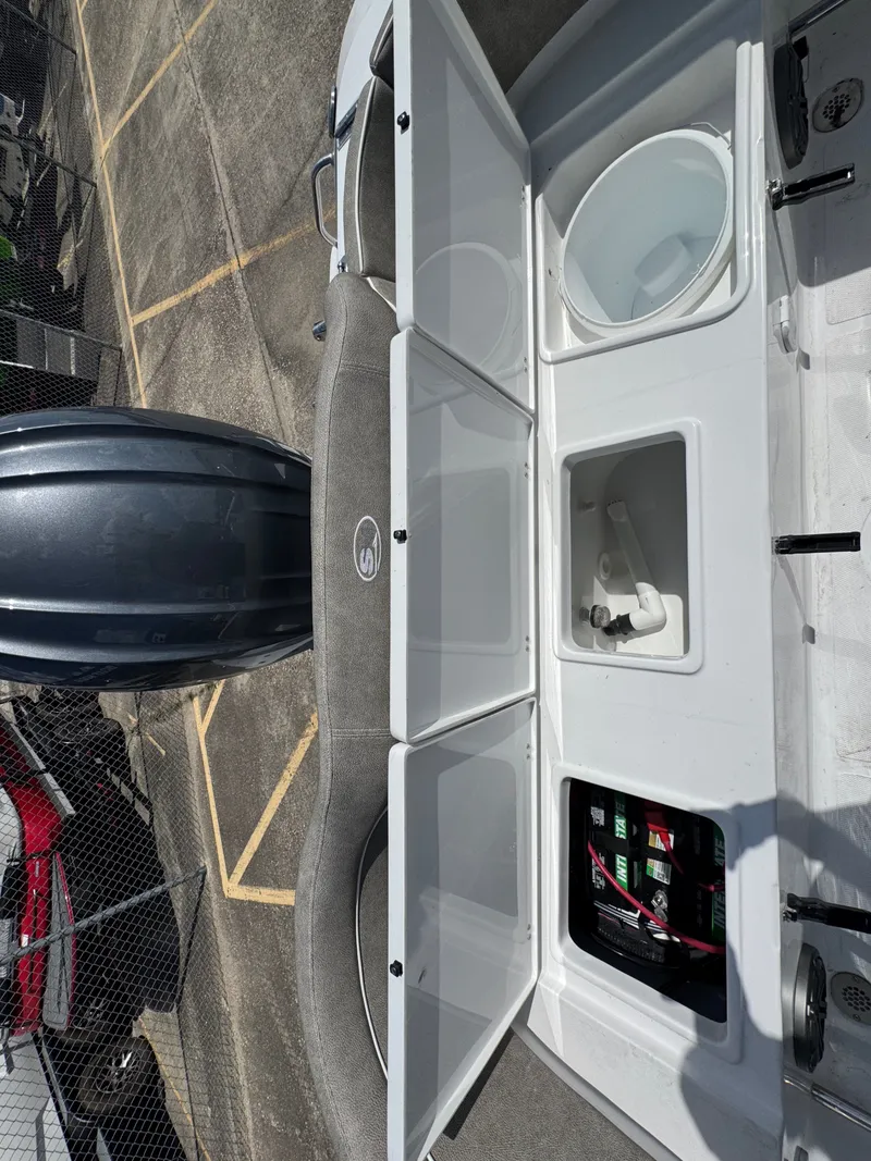 Slide: The Image of Sea Hunt Ultra 229 2026 - 18