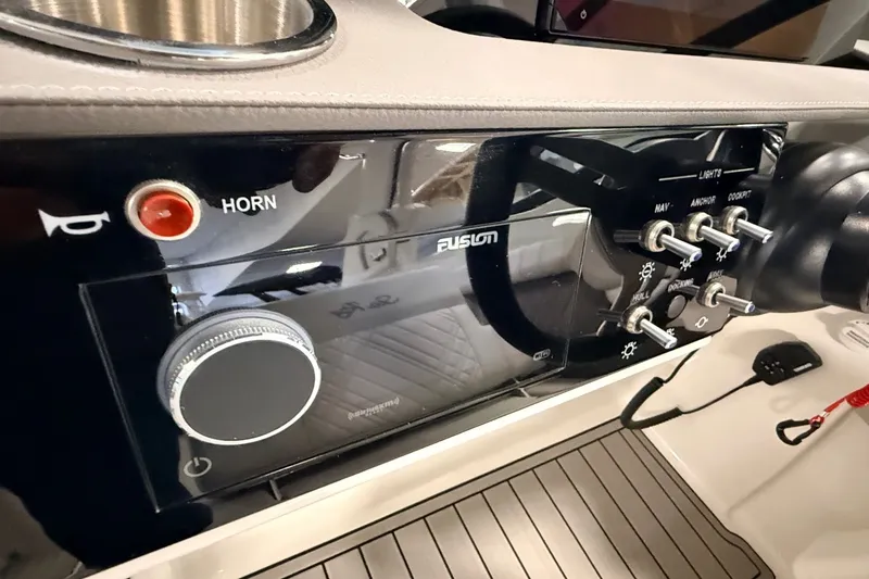 Slide: The Image of Sea Ray SDX 290 Outboard 2026 - 19