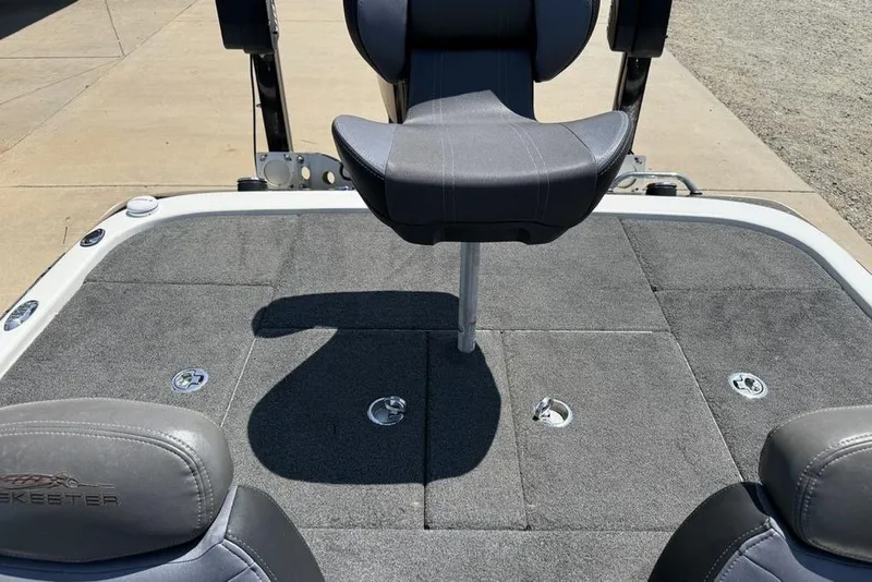 Slide: The Image of 2014 Skeeter FX20 boat seat with Yamaha engine in background. - 28