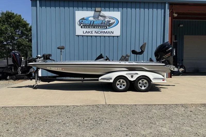 Slide: The Image of 2014 Skeeter FX20 boat displayed at Foothills Marine Center showroom. - 3