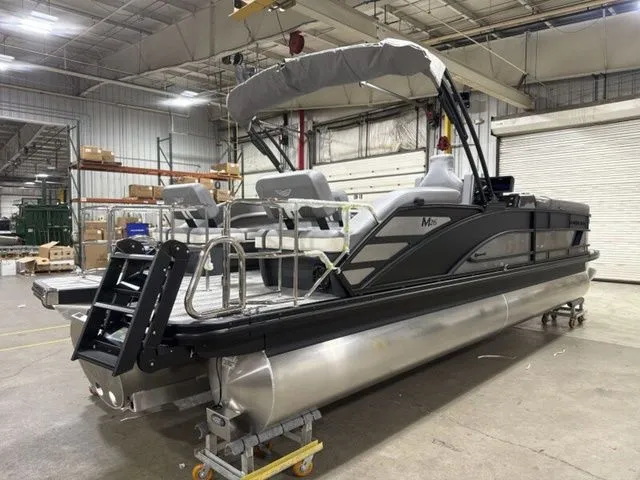 Slide: The Image of Bennington M Quad Bench 26 MSL Tritoon 2026 - 8