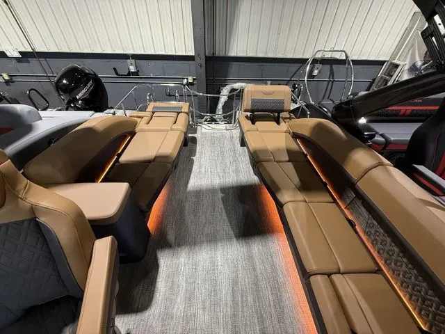 Slide: The Image of Bennington M Quad Bench 24 MSL Tritoon 2026 - 26