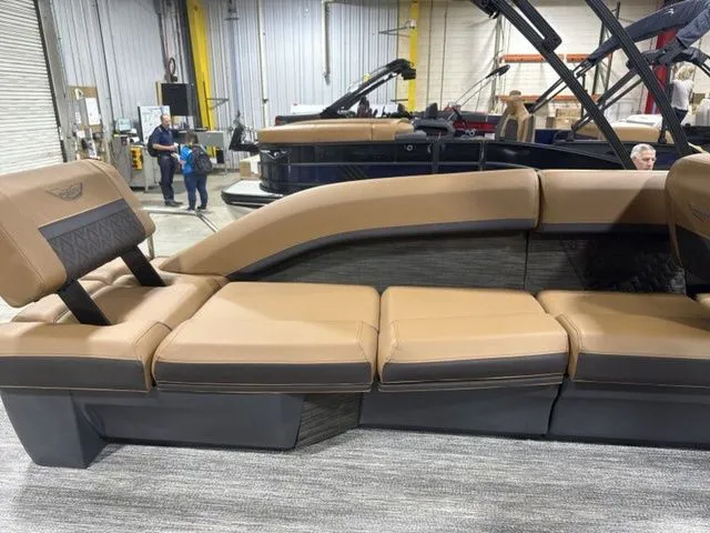 Slide: The Image of Bennington M Quad Bench 24 MSL Tritoon 2026 - 12