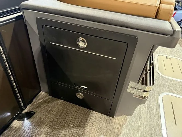 Slide: The Image of Bennington M Quad Bench 24 MSL Tritoon 2026 - 19