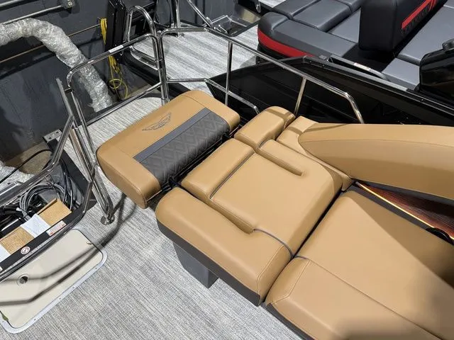 Slide: The Image of Bennington M Quad Bench 24 MSL Tritoon 2026 - 30