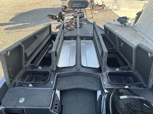 Slide: The Image of Skeeter ZX225 2019 - 15