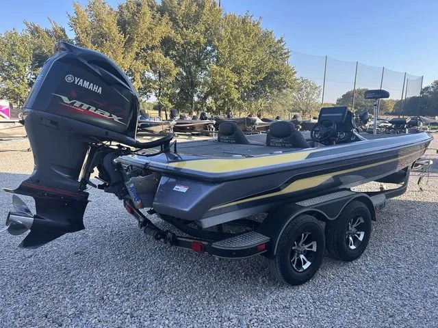 Slide: The Image of Skeeter ZX225 2019 - 4