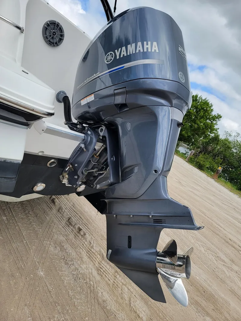 Slide: The Image of Hurricane 2400 Sundeck OB X/Treme 2014 - 8