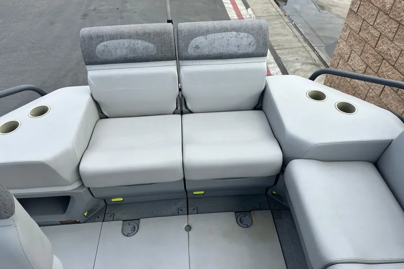 Slide: The Image of 2023 Sea-Doo Switch Cruise 18 capacity label, maximum 8 persons or 1128 lbs. - 18