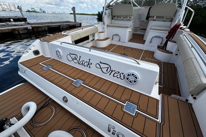Slide: The Image of 2008 Seaswirl Striper 2901 Walkaround O/B boat interior with "Black Dress" nameplate. - 18