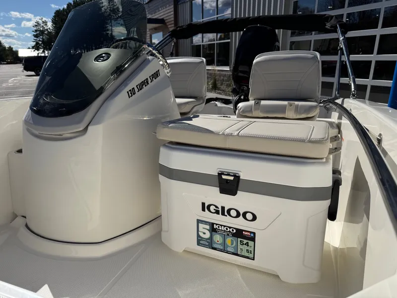 Slide: The Image of Boston Whaler 130 Super Sport 2026 - 13