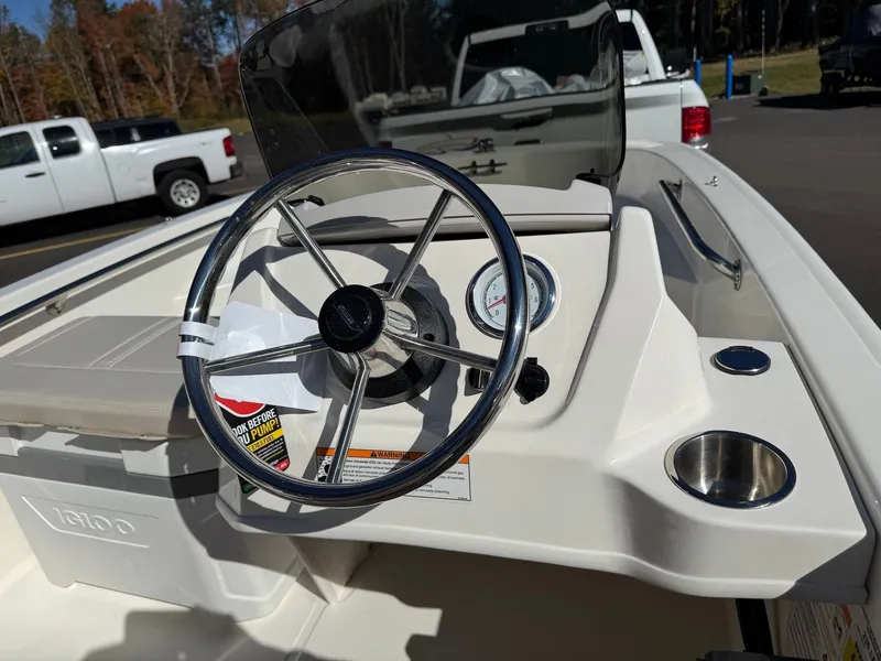 Slide: The Image of Boston Whaler 130 Super Sport 2026 - 18