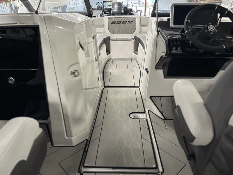 Slide: The Image of Yamaha 252XE 2025 - 8