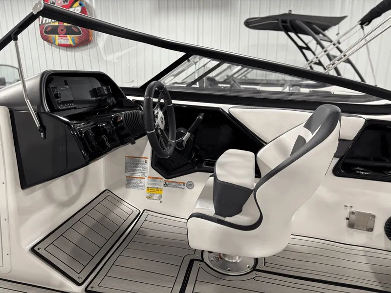 Slide: The Image of Yamaha 195S 2026 - 13