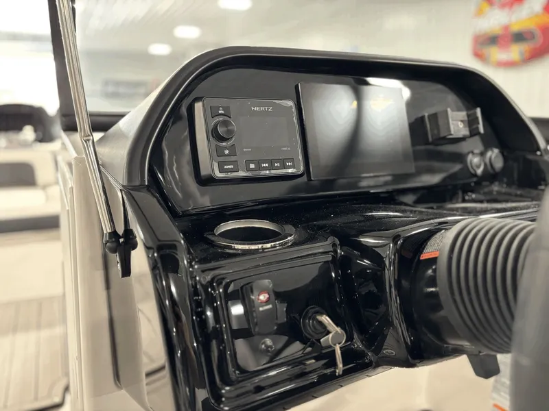 Slide: The Image of Yamaha 195S 2026 - 14