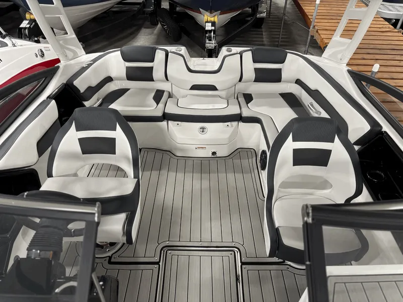 Slide: The Image of Yamaha 195S 2026 - 16