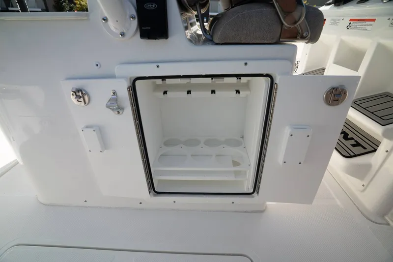 Slide: The Image of Sea Hunt ULTRA 285CB 2026 - 22