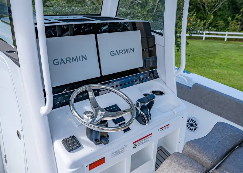 Slide: The Image of Sea Hunt ULTRA 285CB 2026 - 24