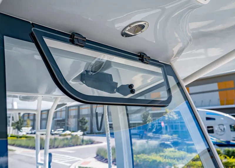 Slide: The Image of Sea Hunt ULTRA 285CB 2026 - 31