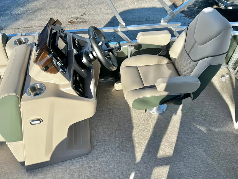 Slide: The Image of Avalon Venture 85 21' Versatile Rear Bench - INCOMING! 2026 - 12