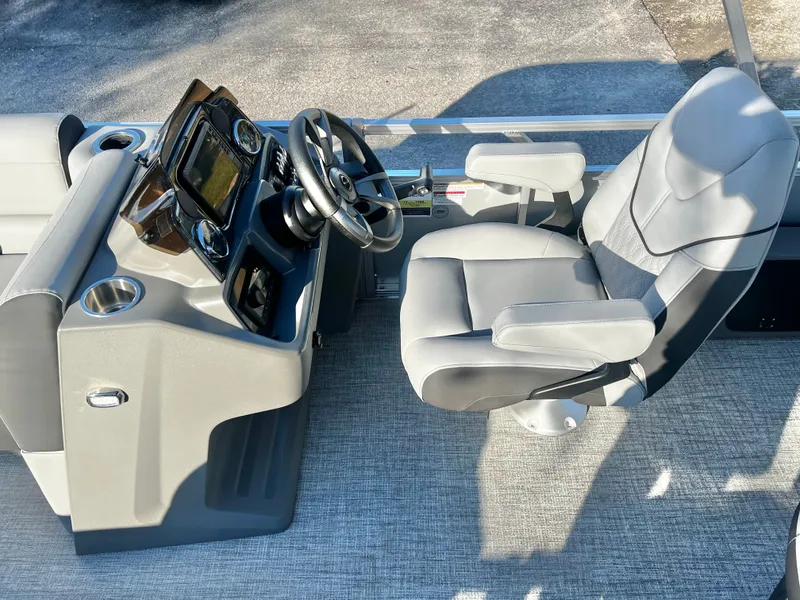 Slide: The Image of Avalon Venture 85 23' Rear Fish 2026 - 13