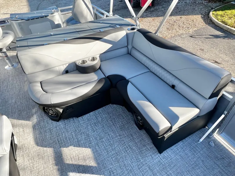 Slide: The Image of Avalon Venture 85 23' Rear Fish 2026 - 14