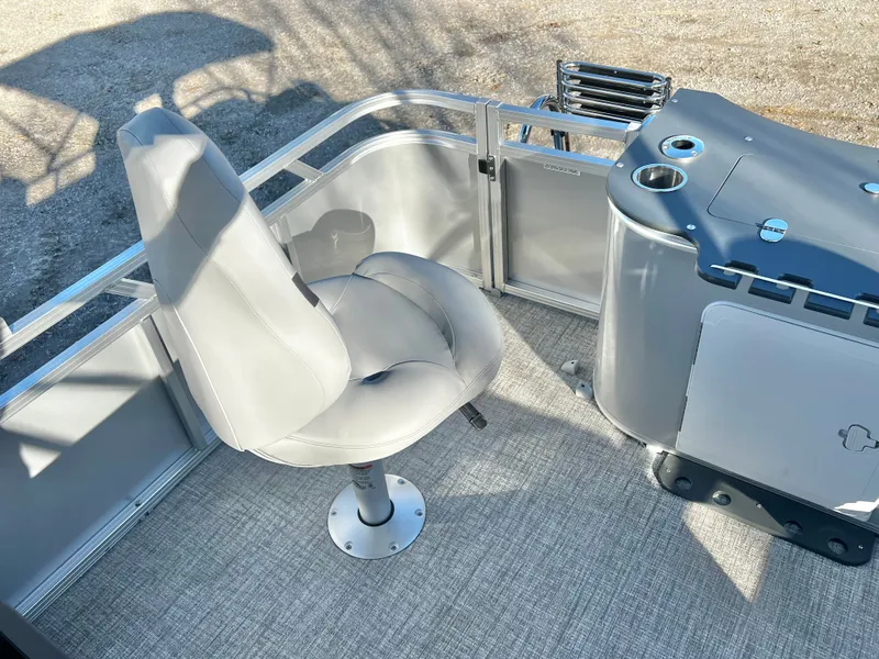 Slide: The Image of Avalon Venture 85 23' Rear Fish 2026 - 17