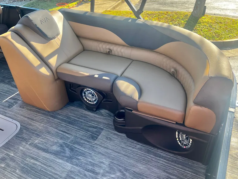 Slide: The Image of Avalon LSZ 23' Entertainer Triple-Toon 2026 - 10