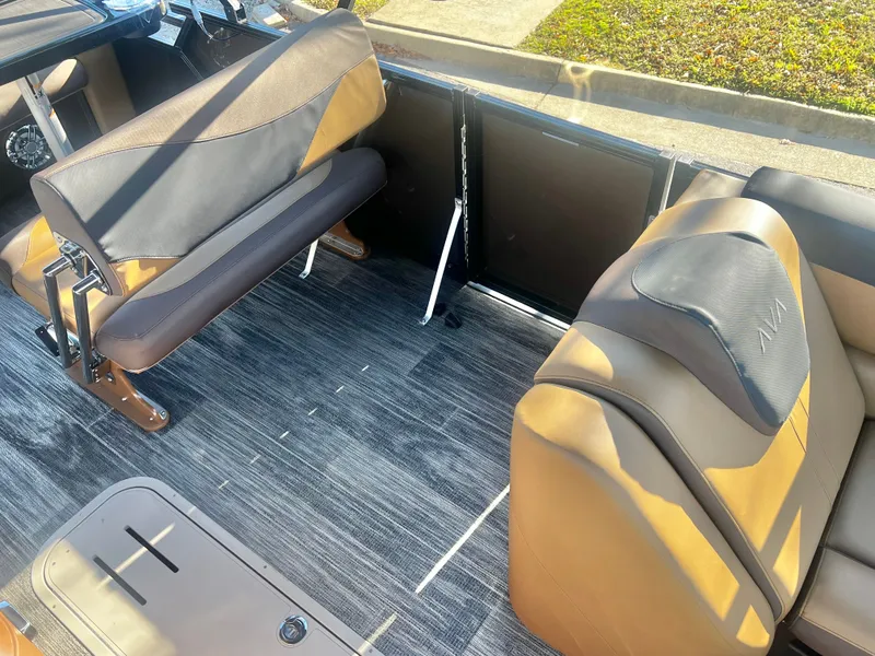 Slide: The Image of Avalon LSZ 23' Entertainer Triple-Toon 2026 - 12