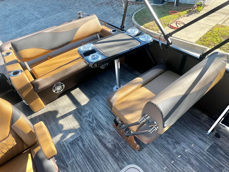 Slide: The Image of Avalon LSZ 23' Entertainer Triple-Toon 2026 - 14