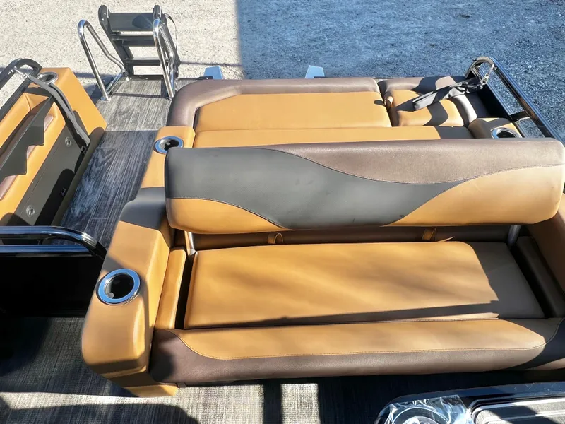 Slide: The Image of Avalon LSZ 23' Entertainer Triple-Toon 2026 - 15