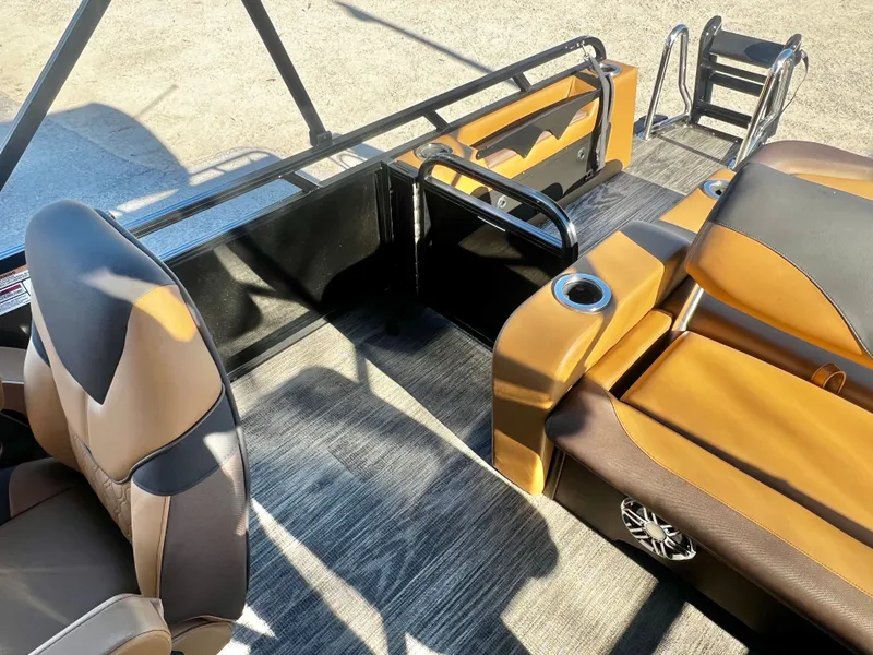 Slide: The Image of Avalon LSZ 23' Entertainer Triple-Toon 2026 - 16