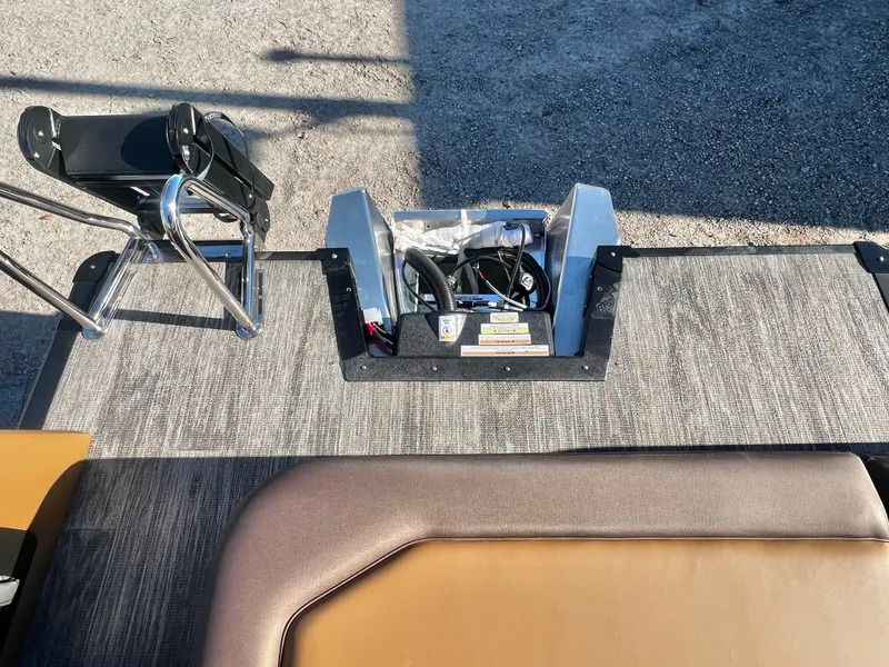 Slide: The Image of Avalon LSZ 23' Entertainer Triple-Toon 2026 - 17