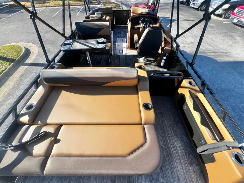 Slide: The Image of Avalon LSZ 23' Entertainer Triple-Toon 2026 - 18