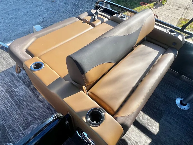 Slide: The Image of Avalon LSZ 23' Entertainer Triple-Toon 2026 - 19