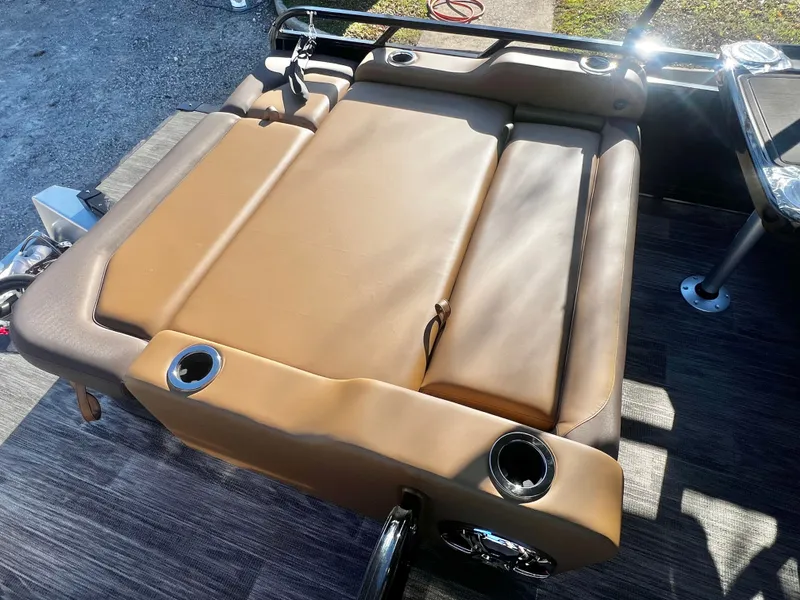 Slide: The Image of Avalon LSZ 23' Entertainer Triple-Toon 2026 - 21