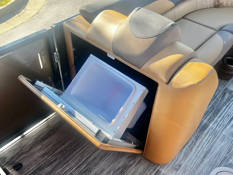 Slide: The Image of Avalon LSZ 23' Entertainer Triple-Toon 2026 - 26