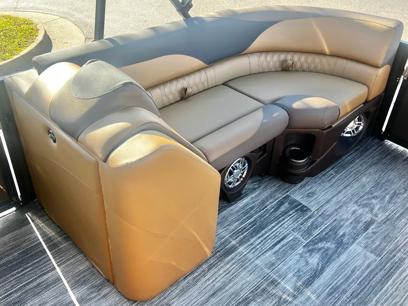 Slide: The Image of Avalon LSZ 23' Entertainer Triple-Toon 2026 - 28