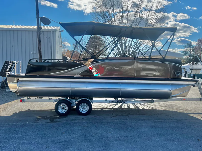 Slide: The Image of Avalon LSZ 23' Entertainer Triple-Toon 2026 - 6