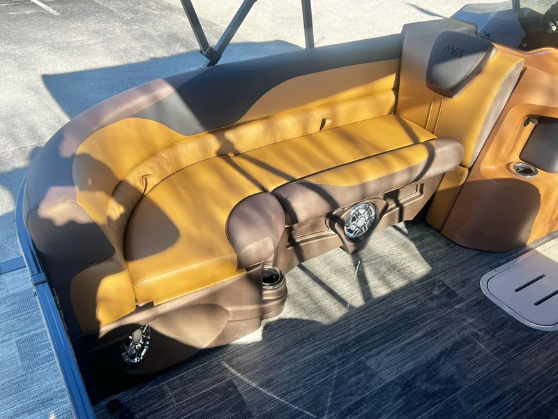 Slide: The Image of Avalon LSZ 23' Entertainer Triple-Toon 2026 - 9