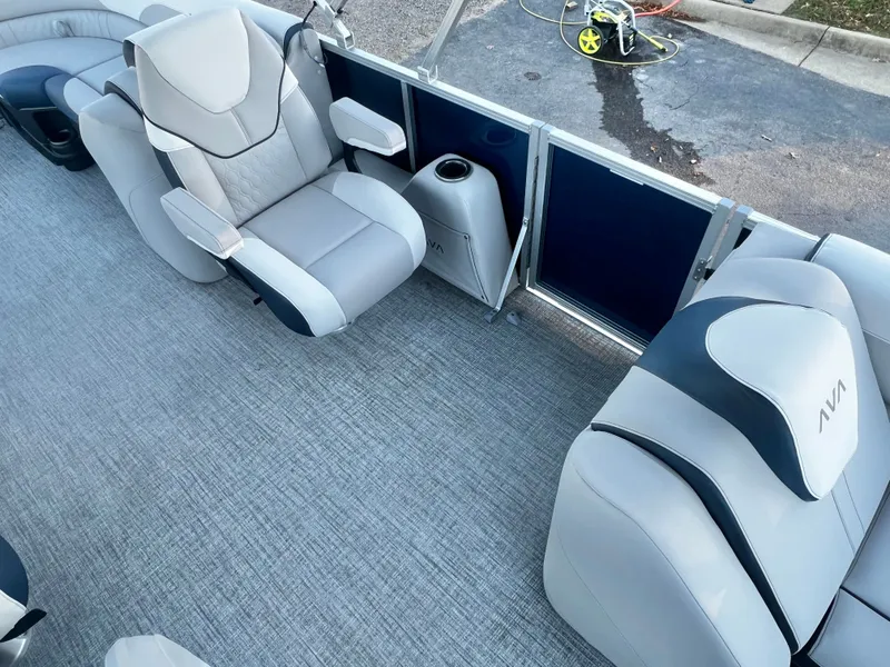 Slide: The Image of Avalon LSZ 23' Quad Lounge Triple-Toon 2026 - 12