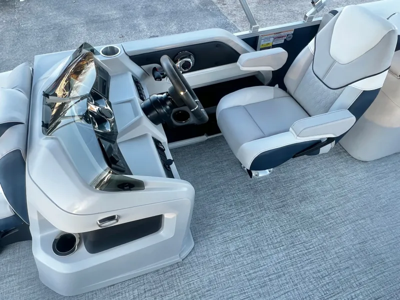Slide: The Image of Avalon LSZ 23' Quad Lounge Triple-Toon 2026 - 13