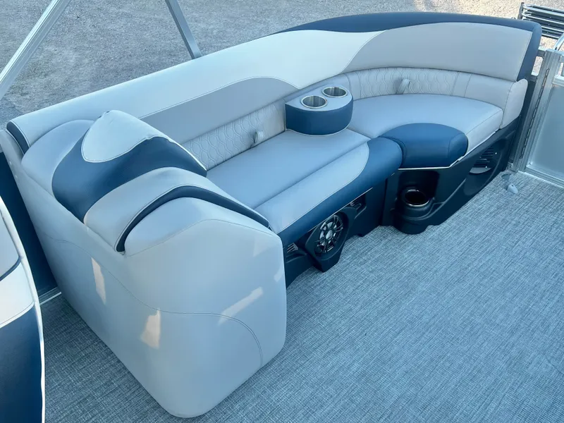 Slide: The Image of Avalon LSZ 23' Quad Lounge Triple-Toon 2026 - 14