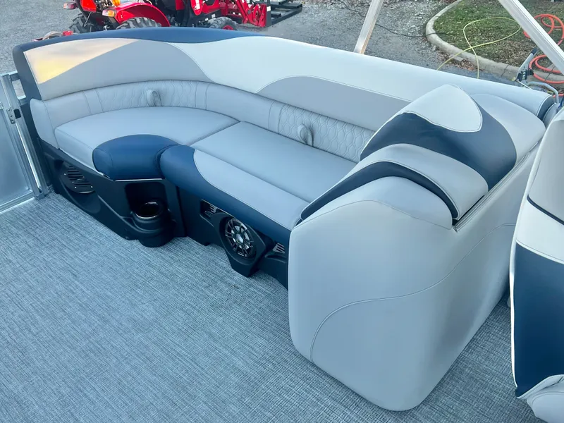 Slide: The Image of Avalon LSZ 23' Quad Lounge Triple-Toon 2026 - 15