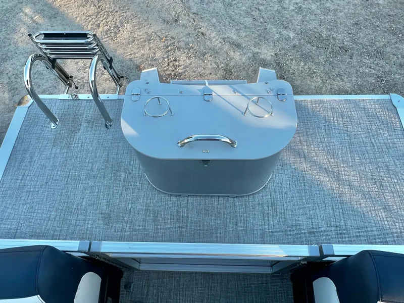 Slide: The Image of Avalon LSZ 23' Quad Lounge Triple-Toon 2026 - 16