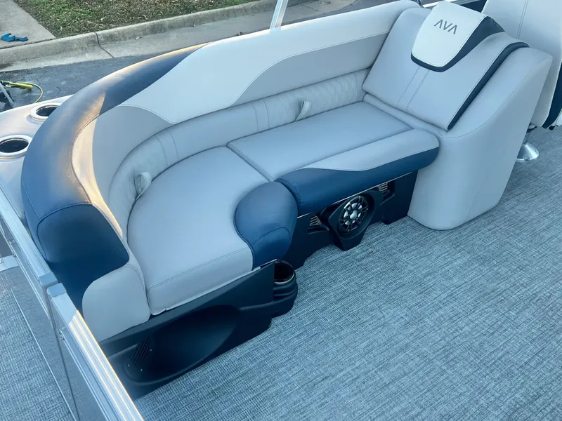 Slide: The Image of Avalon LSZ 23' Quad Lounge Triple-Toon 2026 - 18